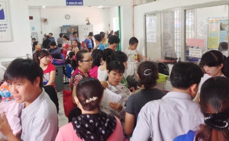 Trung tâm y tế quá tải vì…phụ huynh sợ sởi tấn công