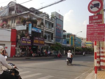 Nguy cơ tái diễn tai nạn chết người trên tuyến đường "tử thần" - 2 Biển cấm xe tải nặng chạy ban ngày vào đường Kha Vạn Cân ở đầu đường vòng xoay chợ Thủ Đức.