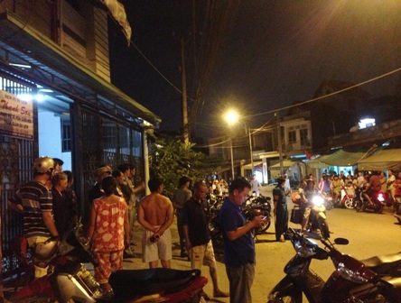 Lực lượng Công an phong phía trước căn nhà nơi Đức treo cổ tự tử.