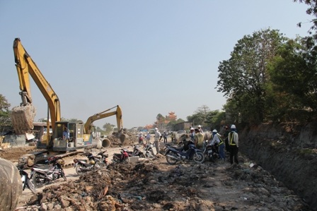 Ban CHQS, Công an phường Linh Tây có mặt tại hiện trường giải quyết vụ việc.