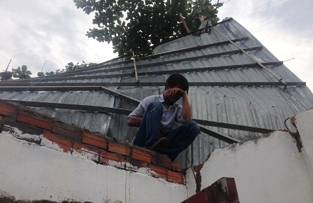 Mái tôn, tường gạch nhà ông Khải bị tốc mái, đổ sập trong cơn mưa kèm gió lốc.