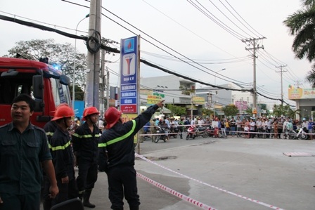 Lực lượng cảnh sát PCCC quận 9 nhanh chóng có mặt tại hiện trường để xử lý vụ nổ.