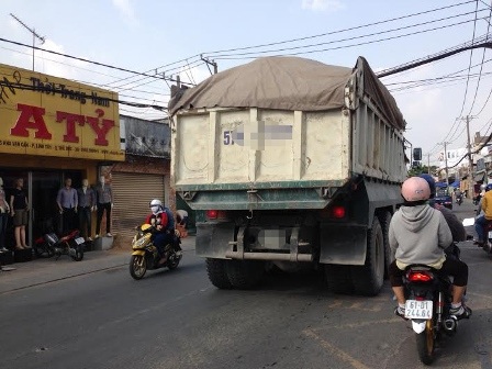 Nguy cơ tái diễn tai nạn chết người trên tuyến đường "tử thần" - 3 Xe tải nặng hàng chục tấn chở đầy đất, đá...bất chấp biển cấm vẫn chạy vào đường Kha Vạn Cân...