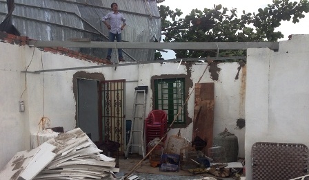 Mái tôn, tường gạch nhà ông Khải bị tốc mái, đổ sập trong cơn mưa kèm gió lốc.