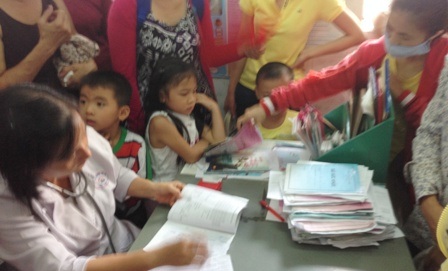 Mới bắt đầu giờ làm việc nhưng sổ đăng ký khám đã chất đầy bàn.