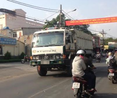 Nguy cơ tái diễn tai nạn chết người trên tuyến đường "tử thần" - 4 Xe tải nặng hàng chục tấn chở đầy đất, đá...bất chấp biển cấm vẫn chạy vào đường Kha Vạn Cân...