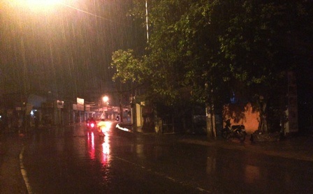Cơn mưa vàng “tắm mát” người Sài Gòn giữa đêm khuya - 5 Cơn mưa khá lớn và kéo dài đã giải tỏa phần nào những ngày nắng nóng ở TPHCM.