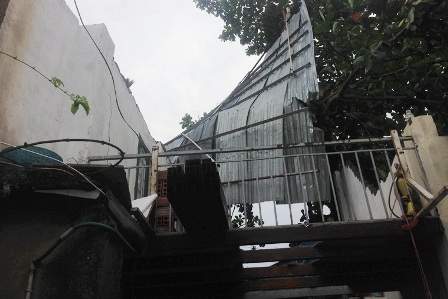 Mưa lớn, lốc xoáy hất tung hàng trăm nóc nhà dân