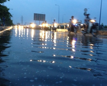 Nhiều điểm trên đại lộ theo hướng XLNH vào đường Mai Chí Thọ bị ngập nặng...