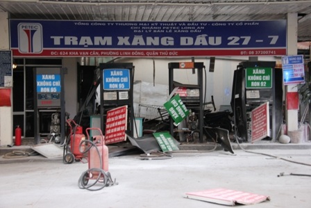 Vụ nổ không gây thiệt hại về người nhưng hư hỏng nặng đáng kể trạm và các trụ bơm xăng dầu.