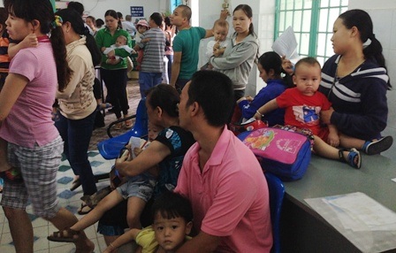 Vẻ mệt mỏi hiện họ trên gương mặt từng pụ huynh, trẻ nhỏ...