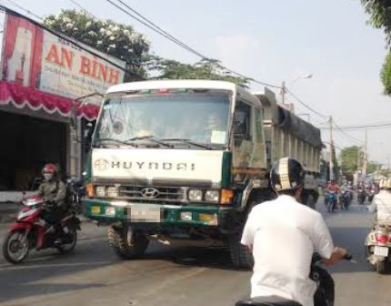 Nguy cơ tái diễn tai nạn chết người trên tuyến đường "tử thần" - 5 Người dân nơm nớp lo sợ tai nạn chết người trên con đường này sẽ tái diễn.