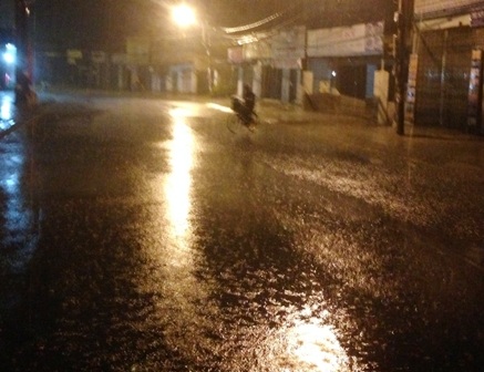 Cơn mưa như trút nước rạng sáng nay khiến nhiều nhà dân ở khu vực ở TPHCM bị ngập nặng