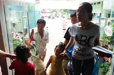 Lượng người đưa trẻ đến Trung tâm mỗi lúc càng đông...