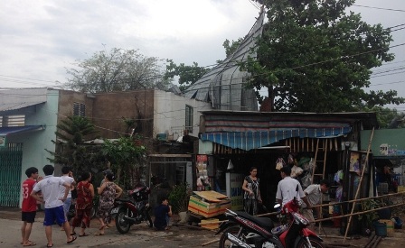 Mái tôn, tường gạch nhà ông Khải bị tốc mái, đổ sập trong cơn mưa kèm gió lốc.