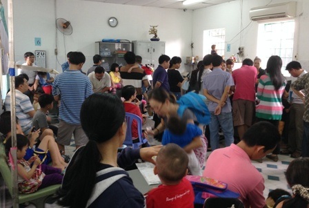 Vẻ mệt mỏi hiện họ trên gương mặt từng pụ huynh, trẻ nhỏ...