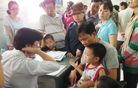 Được bác sĩ khám, chích ngừa xong cho con nhiều phụ huynh thở phào nhẹ nhõm.