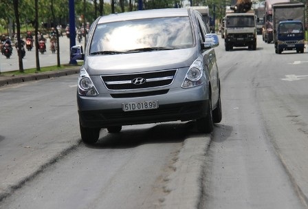 Đại lộ "nghìn tỉ" ngập nặng sau cơn mưa nhỏ - 5 Nhiều điểm trên đại lộ theo hướng XLNH vào đường Mai Chí Thọ bị ngập nặng...