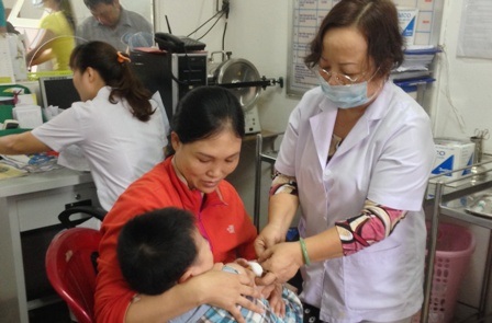 Được bác sĩ khám, chích ngừa xong cho con nhiều phụ huynh thở phào nhẹ nhõm.