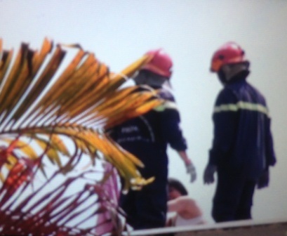 Bà V. đã được đưa xuống đất an toàn.