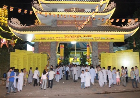 Đại tướng Trần Đại Quang ghi sổ tang lưu niệm (ảnh báo Giác ngộ).