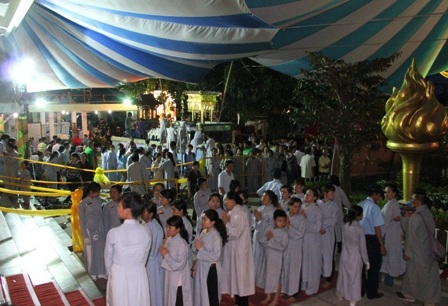 Đại tướng Trần Đại Quang ghi sổ tang lưu niệm (ảnh báo Giác ngộ).