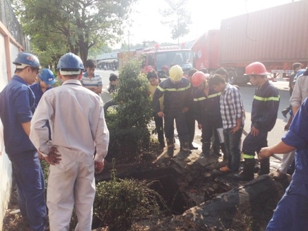 Lực lượng cảnh sát kiểm tra hố ga tìm nguyên nhân gây phát hỏa.