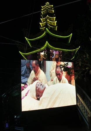 Nhiều màn hình lớn được đặt trong khuôn viên chùa phát lại giây phút Đại lão Hòa thượng viên tịch.