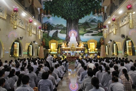 Nhiều màn hình lớn được đặt trong khuôn viên chùa phát lại giây phút Đại lão Hòa thượng viên tịch.