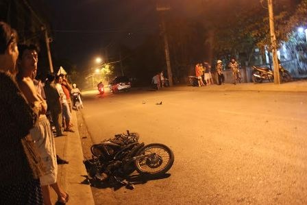 Học sinh lớp 9 lái xe máy lao vào ô tô tử vong - 1 Hiện trường vụ tai nạn làm nam sinh lớp 9 tử vong trên đường Nguyễn Xiển.