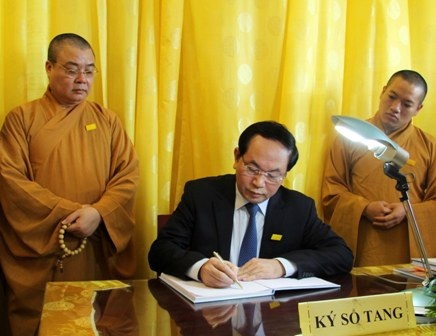 Đại tướng Trần Đại Quang ghi sổ tang lưu niệm (ảnh báo Giác ngộ).