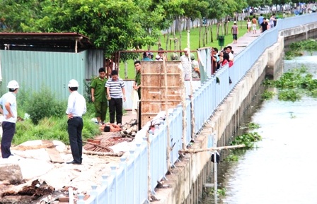 Hiện trường phát hiện tử thi nữ trôi trên kênh.