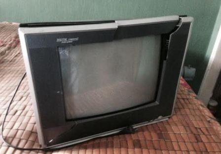 Vụ cướp tiền quyên góp "ủng hộ Hoàng Sa": Đối tượng có triệu chứng loạn thần - 2 Chiếc tivi trong gia đình bị Tâm lên cơn loạn thần đập vỡ.