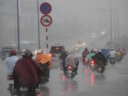 Hàng ngàn người trở về TPHCM trong cơn mưa tầm tã