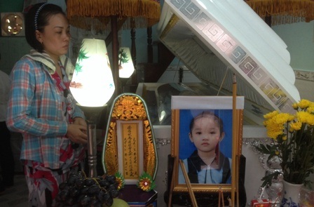 Chị Xuân đau đớn đứng cạnh quan tài con gái của mình.
