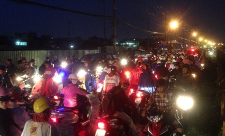 Phố thành sông, Sài Gòn kẹt xe trầm trọng sau trận mưa lớn