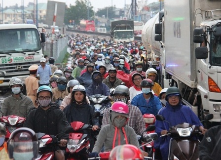 Hàng ngàn người trở về TPHCM trong cơn mưa tầm tã