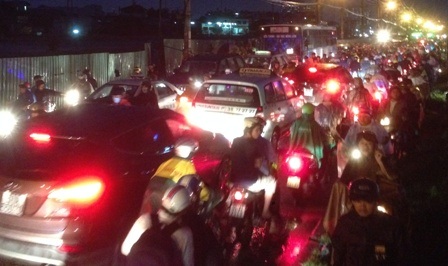 Phố thành sông, Sài Gòn kẹt xe trầm trọng sau trận mưa lớn