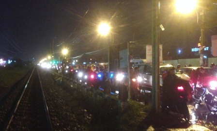 Phố thành sông, Sài Gòn kẹt xe trầm trọng sau trận mưa lớn