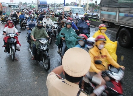 ...Lực lượng CSGT Rạch Chiếc đã được điều động đến hiện trường giải tỏa, phân luồng giao thông.