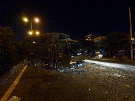 Chiếc xe đặc chủng của lực lượng CSCĐ bị lật được đưa khỏi hiện trường.