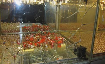 Hai tên cướp dùng súng khống chế, đập vỡ tủ kính cướp vàng