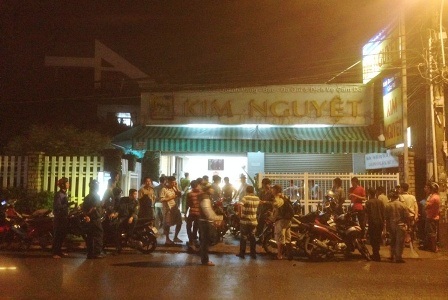  Lực lượng công an đang khám nghiệm hiện trường tại tiệm vàng Kim Nguyệt.