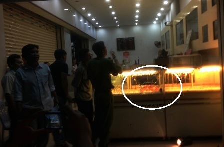  Lực lượng công an đang khám nghiệm hiện trường tại tiệm vàng Kim Nguyệt.