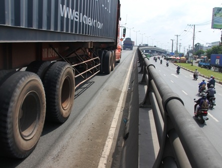 Tình trạng lún, trồi nhựa trên cầu vượt thép Thủ Đức (hường TPHCM ra các tỉnh).