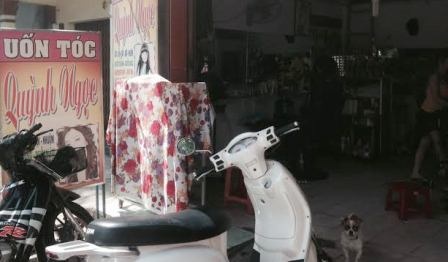 Cô thợ tóc một mình tước dao khách hàng “đầu trộm đuôi cướp” - 2 Tiệm uốn tóc Quỳnh Ngọc, nơi xảy ra vụ cướp.