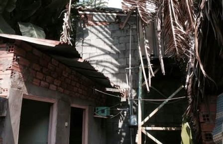 Cô thợ tóc một mình tước dao khách hàng “đầu trộm đuôi cướp” - 5 Thùng nước trong nhà vệ sinh, nơi tên cướp định nhấn nước nạn nhân.