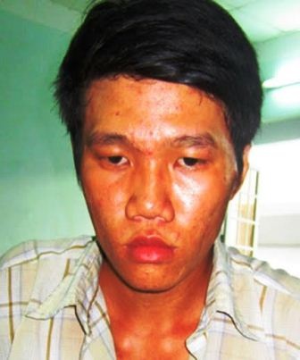 Tạm đình chỉ công tác thầy giáo nghi hiếp dâm học sinh - 2 Nghi can hiếp dâm trẻ em Nguyễn Văn Phú bị bắt giữ.