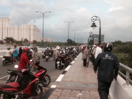Kinh hoàng phát hiện thi thể cạnh xe máy dưới cầu Cá Trê - 2 Rất đông người hiếu kỳ theo dõi vụ việc.