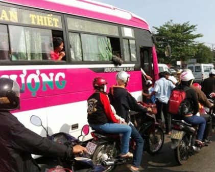 Dẹp xe dù, hàng rong trước khu du lịch Suối Tiên - 4 Dẹp xe dù, hàng rong trước khu du lịch Suối Tiên
